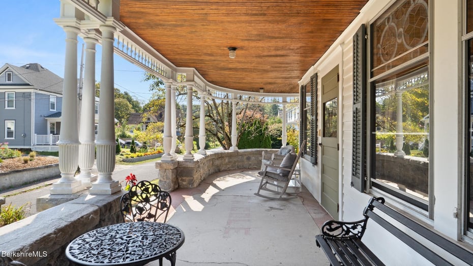 211 Cottage St Photo 3