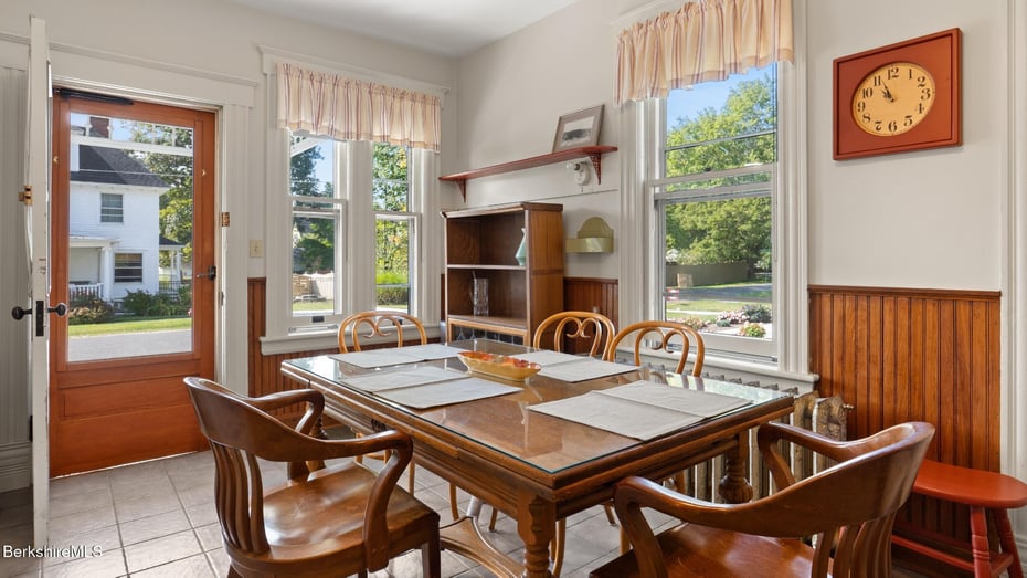 211 Cottage St Photo 5