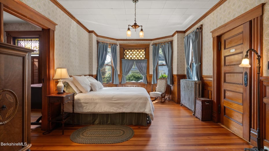 211 Cottage St Photo 14