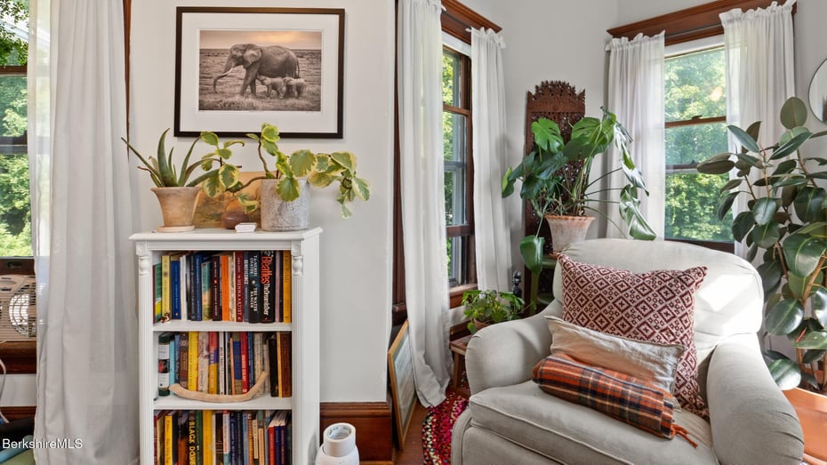 211 Cottage St Photo 36