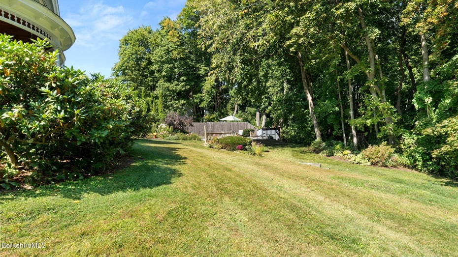 211 Cottage St Photo 39