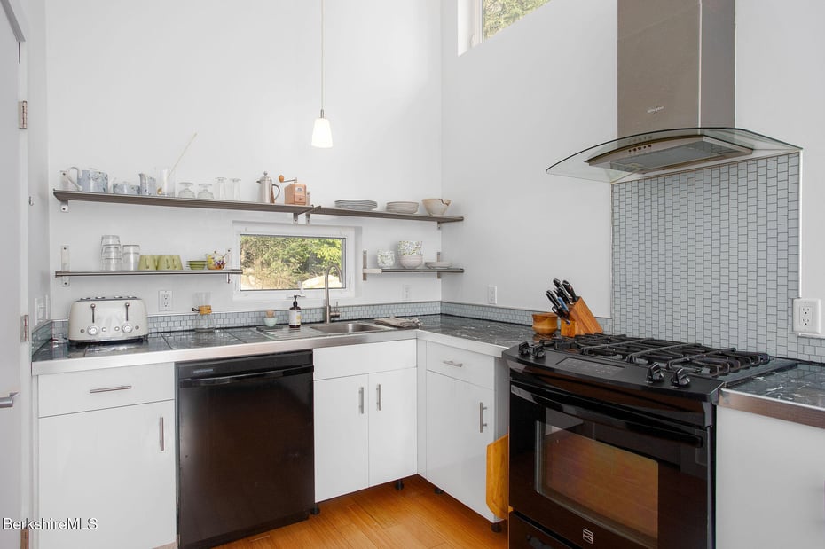 324 Park St Photo 14