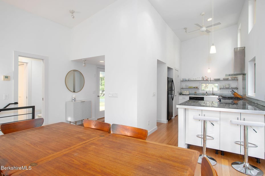 324 Park St Photo 11