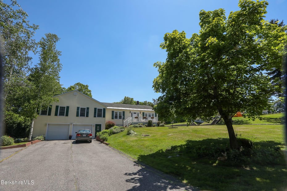 792 Middle Rd Photo 2