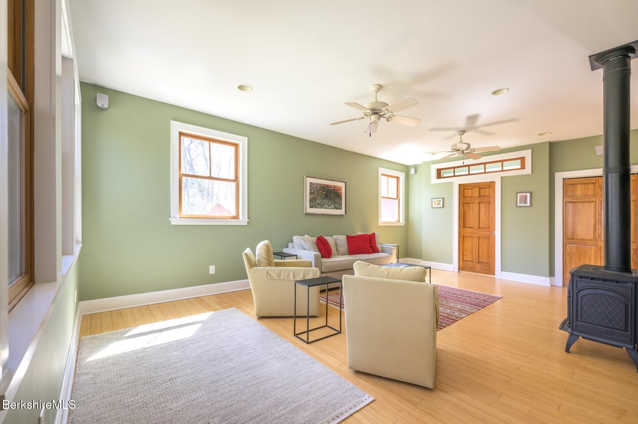 11 Jamie Ln Photo 12