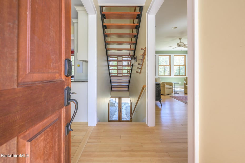 11 Jamie Ln Photo 9