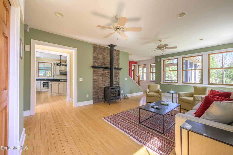 11 Jamie Ln Photo 10