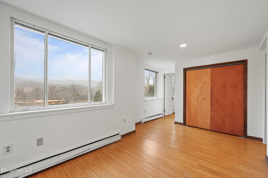 55 Crystal St Photo 36