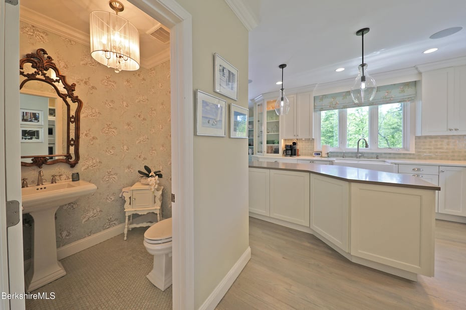 475 Rossiter Rd Photo 18