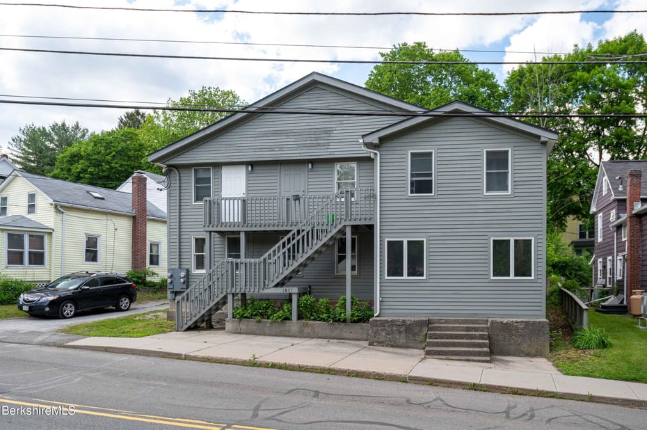 1057 Main St Photo 2