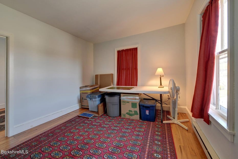 402 Park St Photo 17