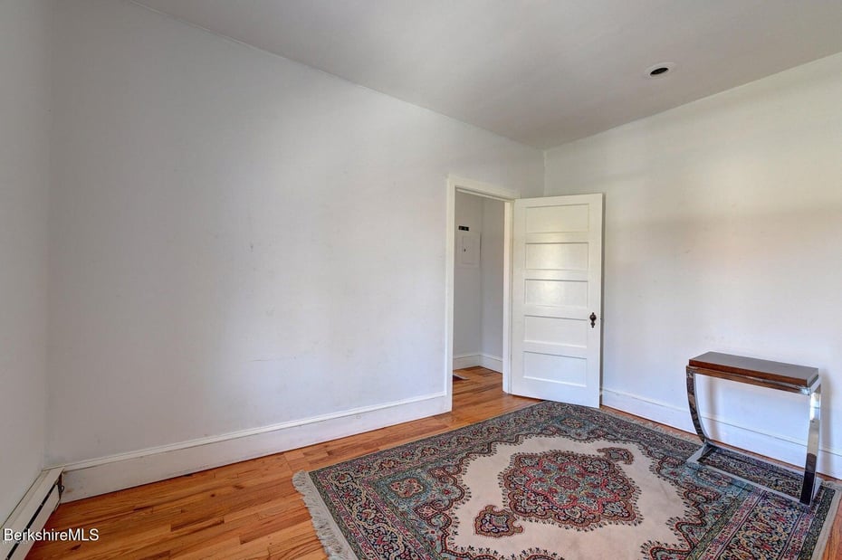 402 Park St Photo 16