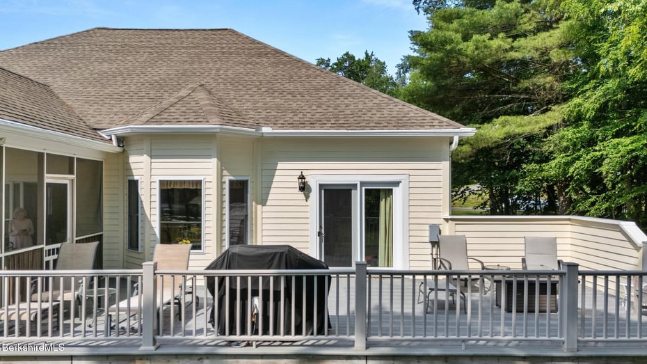 210 Pine Cone Ln Photo 5