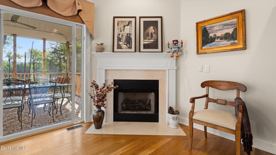 210 Pine Cone Ln Photo 12