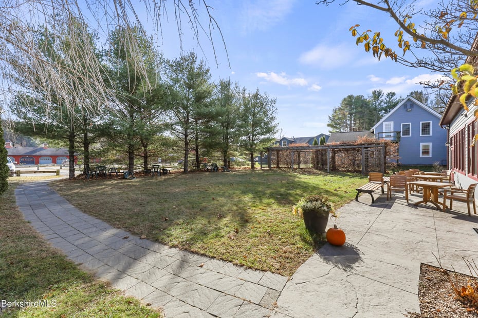 426 Stockbridge Rd Photo 25