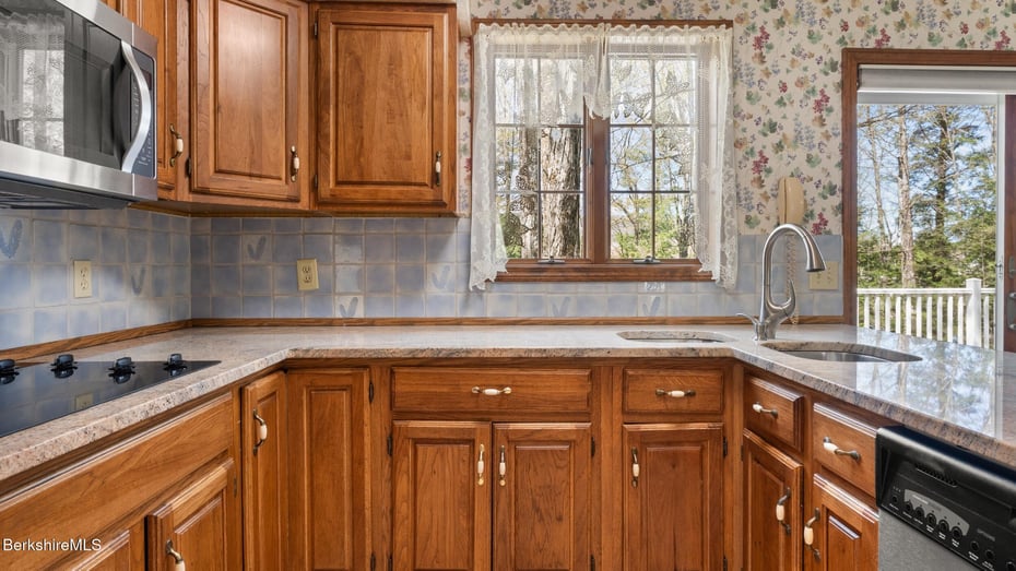 7 Cedar Ln Photo 9