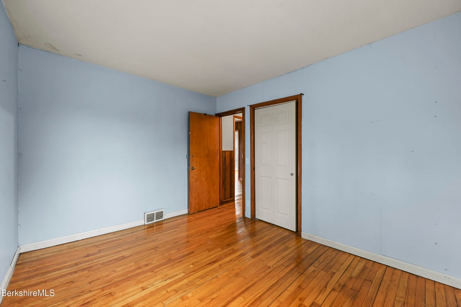 399 State Rd Photo 35