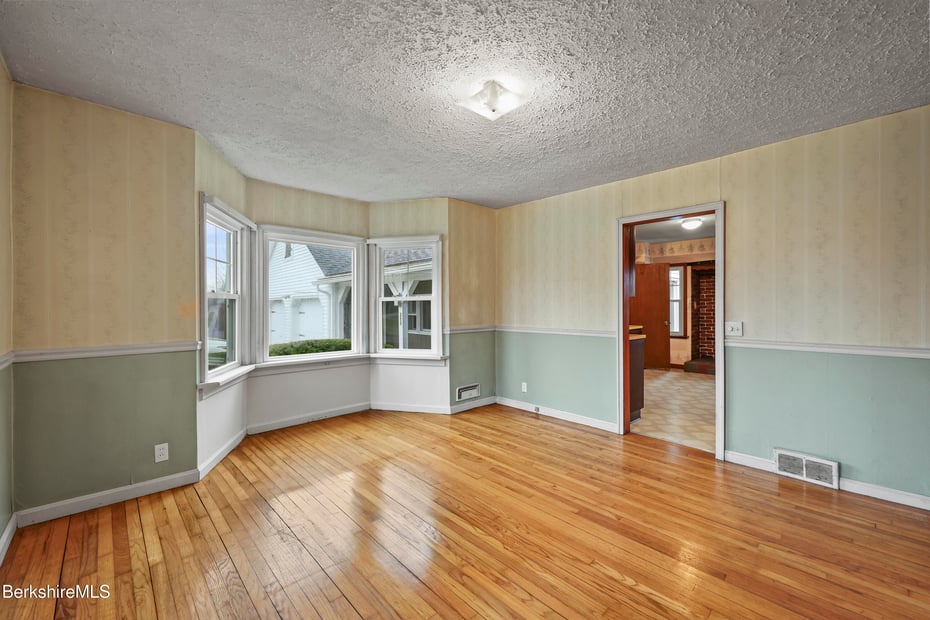 399 State Rd Photo 16