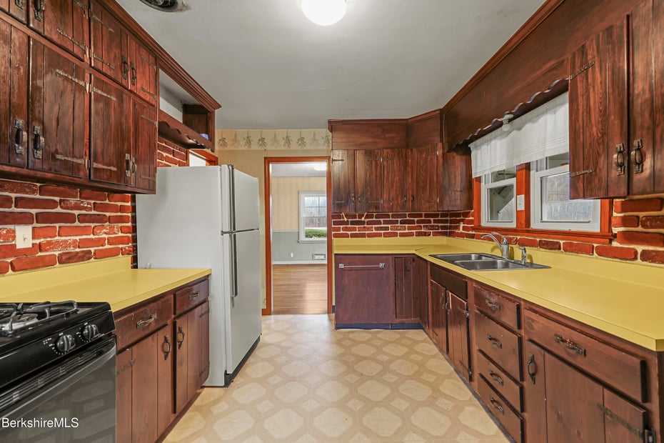 399 State Rd Photo 22