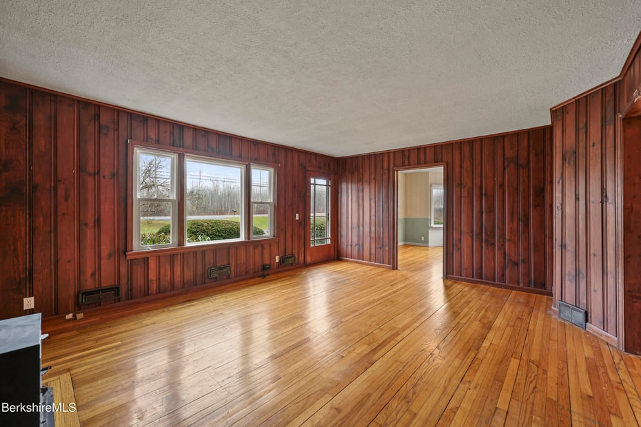 399 State Rd Photo 13