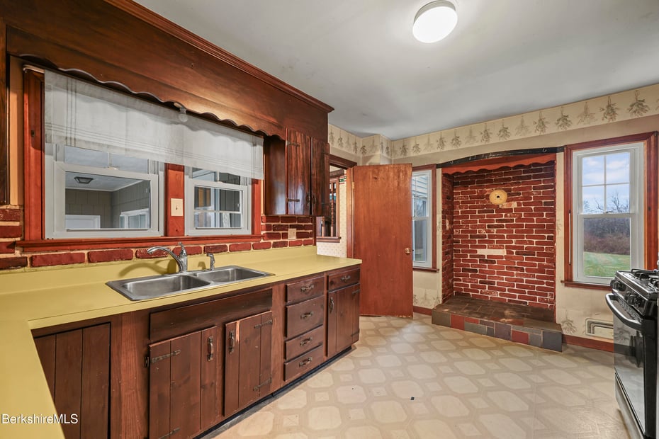 399 State Rd Photo 21