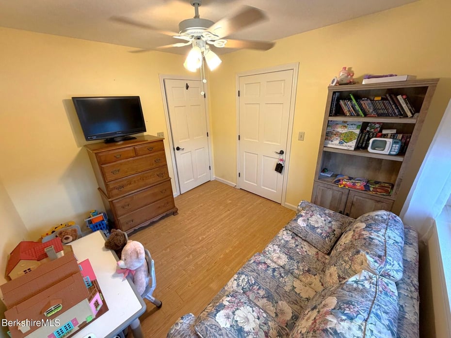 8 Country Rd Photo 25