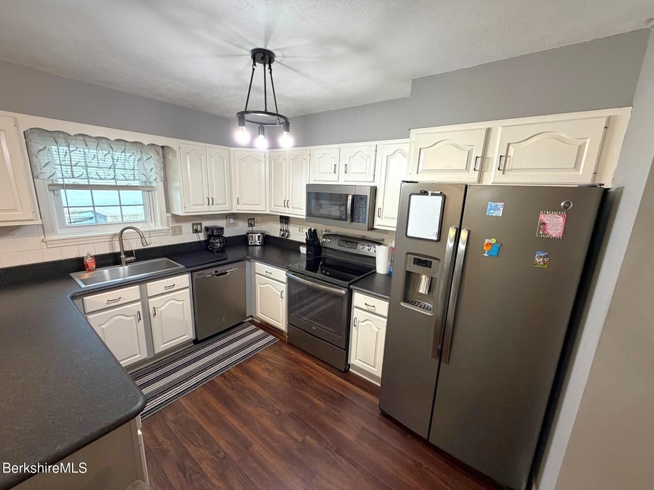 8 Country Rd Photo 9