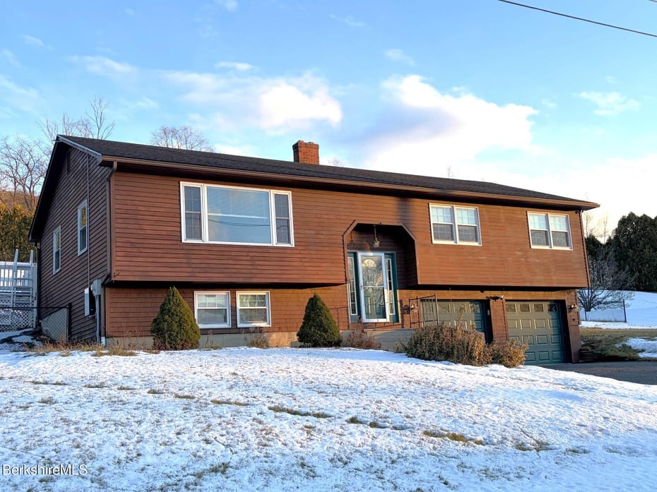 8 Country Rd Photo 1