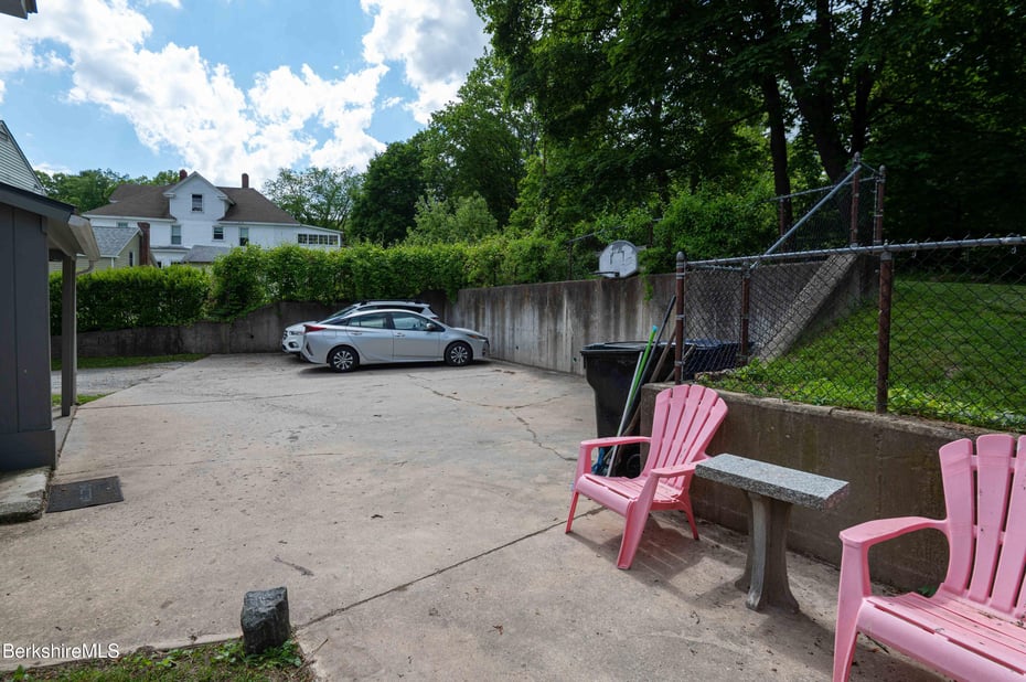 1057 Main St Photo 8