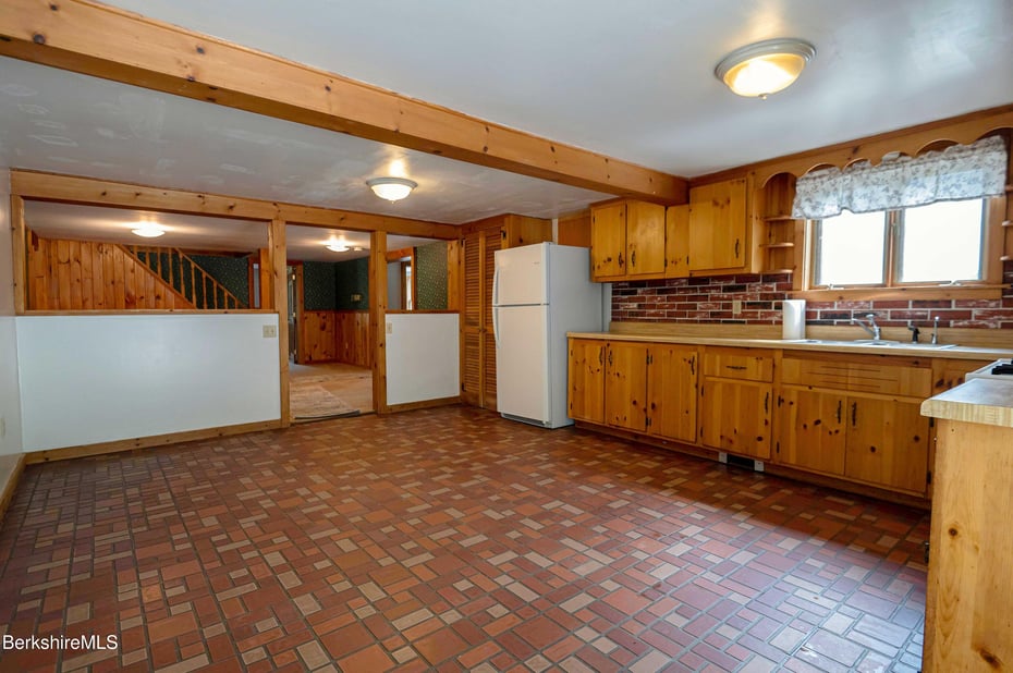 1057 Main St Photo 10