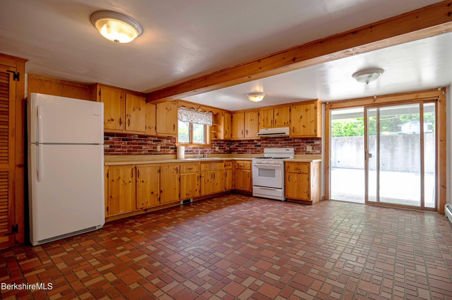 1057 Main St Photo 9