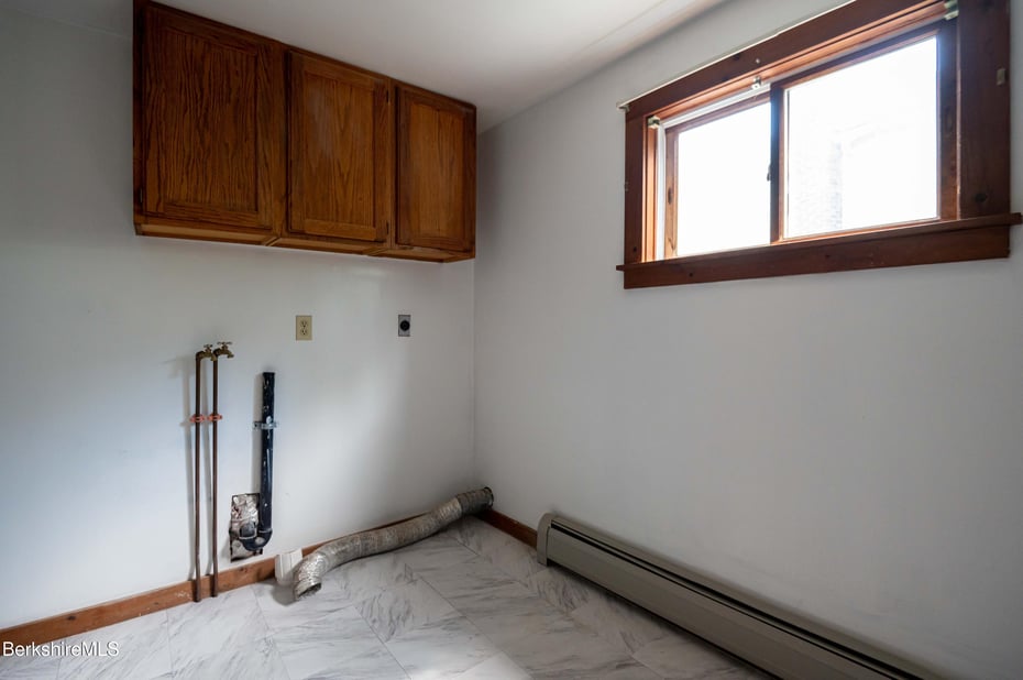 1057 Main St Photo 11