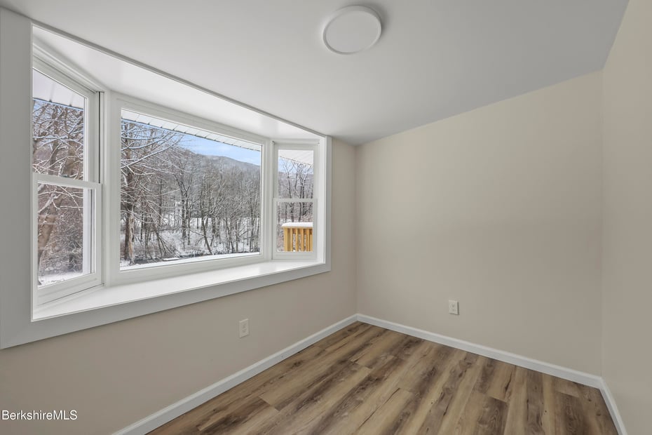 738 River Rd Photo 11