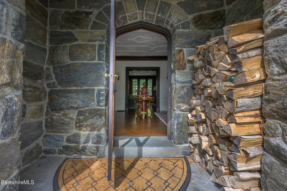 399 Under Mountain Rd Photo 5