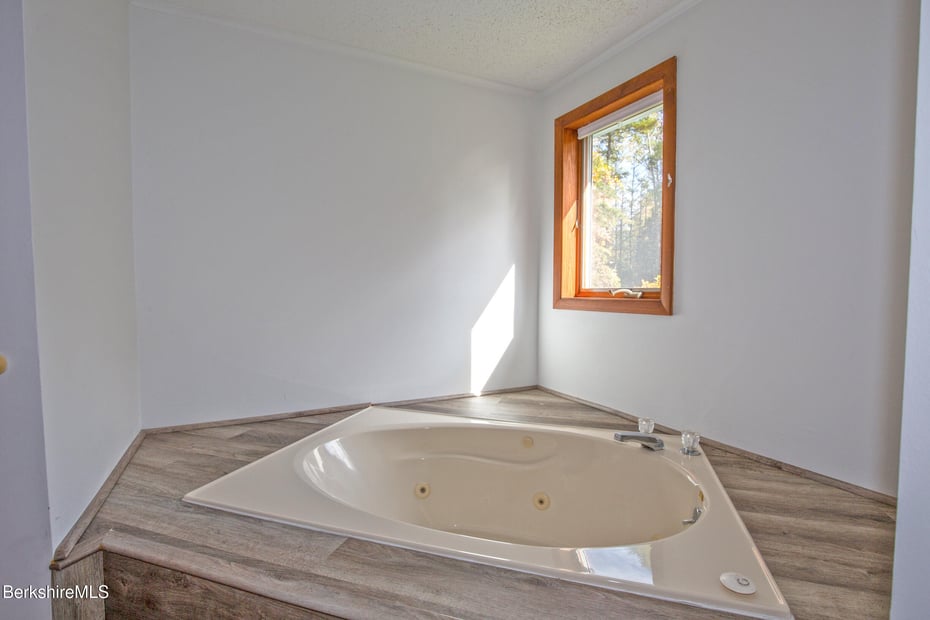 139 Tyringham Rd Photo 45