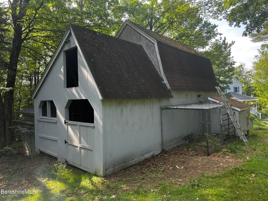 1689 East Windsor Rd Photo 5