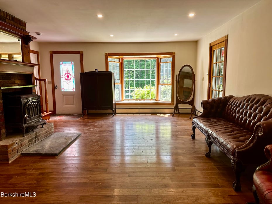 1689 East Windsor Rd Photo 26