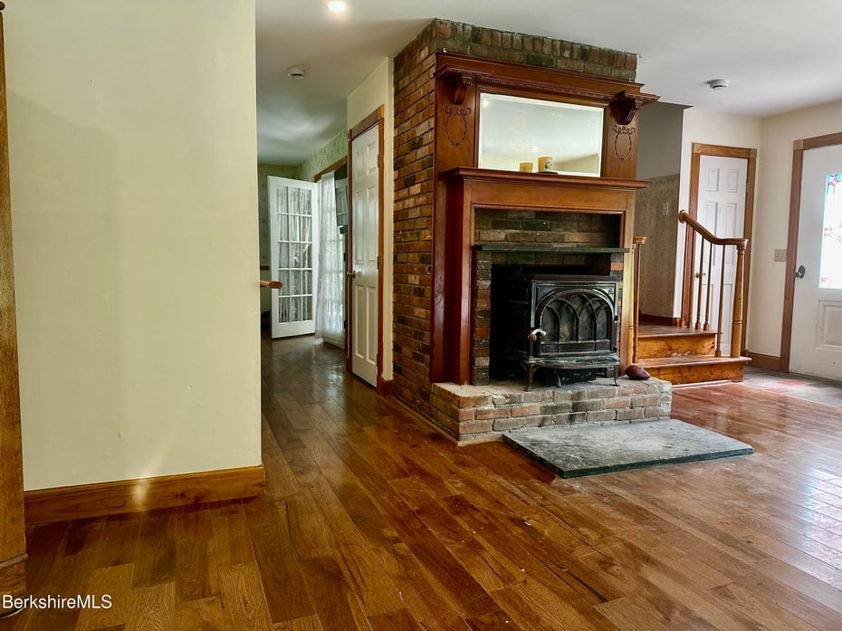 1689 East Windsor Rd Photo 20