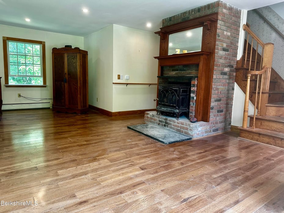 1689 East Windsor Rd Photo 22