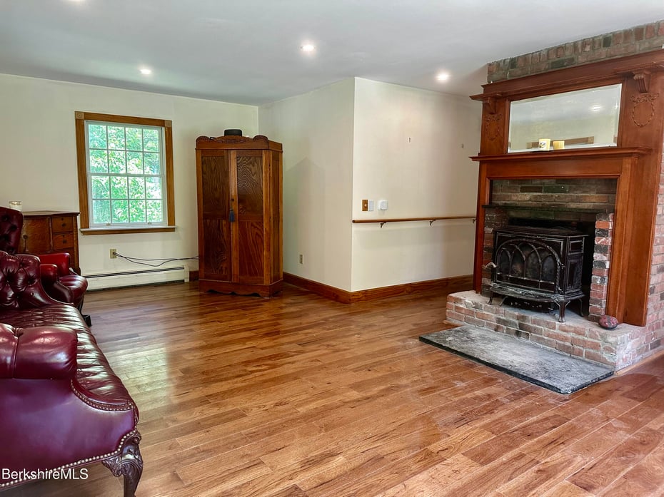 1689 East Windsor Rd Photo 24