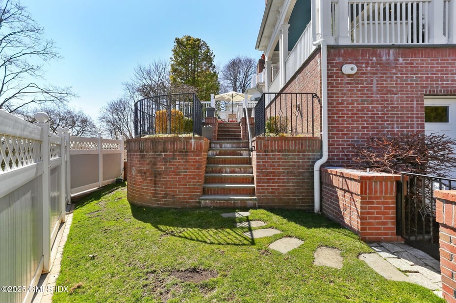 523 E Putnam Avenue B Photo 38