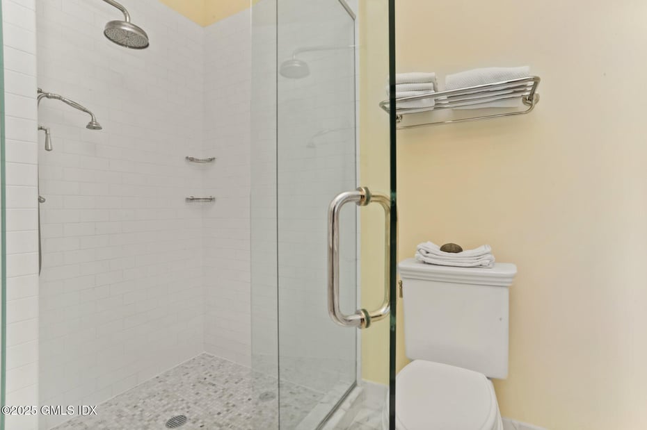 523 E Putnam Avenue B Photo 24