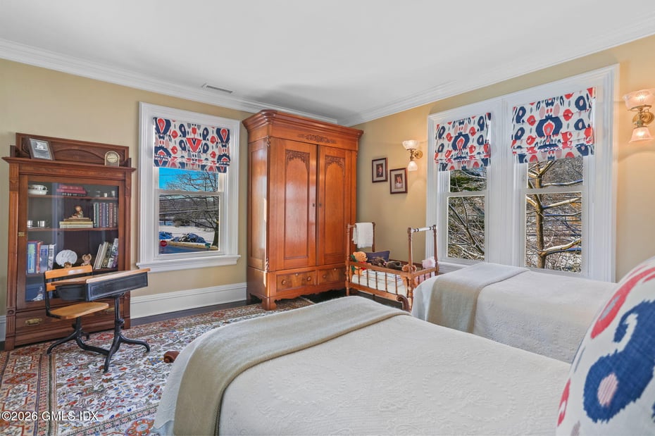 2 Forest Avenue Photo 31