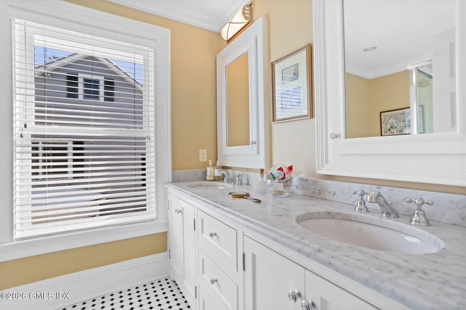 2 Forest Avenue Photo 34