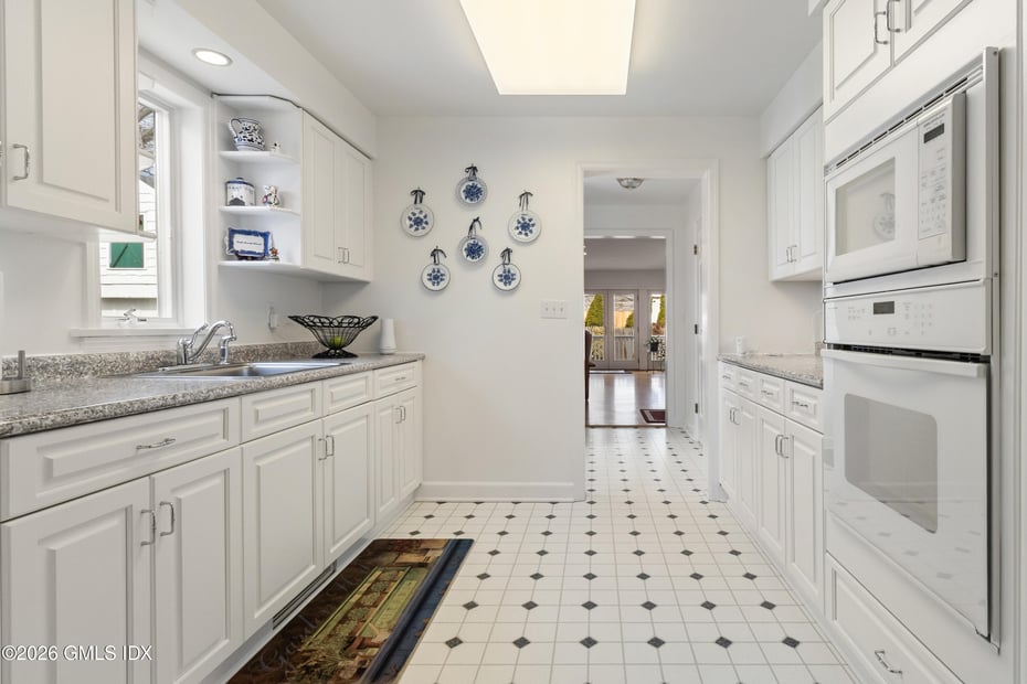 16 Kent Place Photo 11