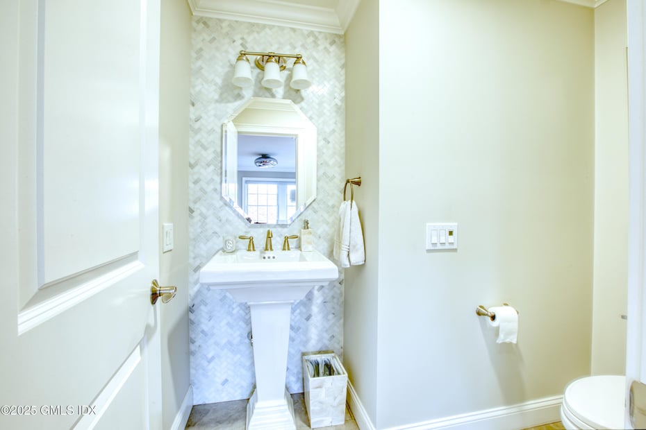 24 Harold Street E Photo 17