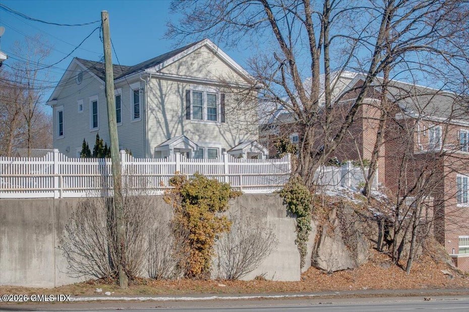 84-86 E Putnam Avenue Photo 4