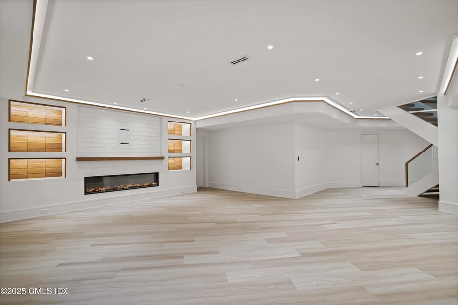 25 Dialstone Lane Photo 32