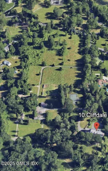 10 Cliffdale Road Photo 2