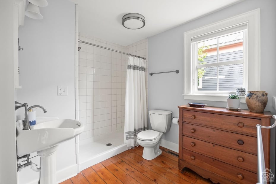 32 Albany Ave Photo 17